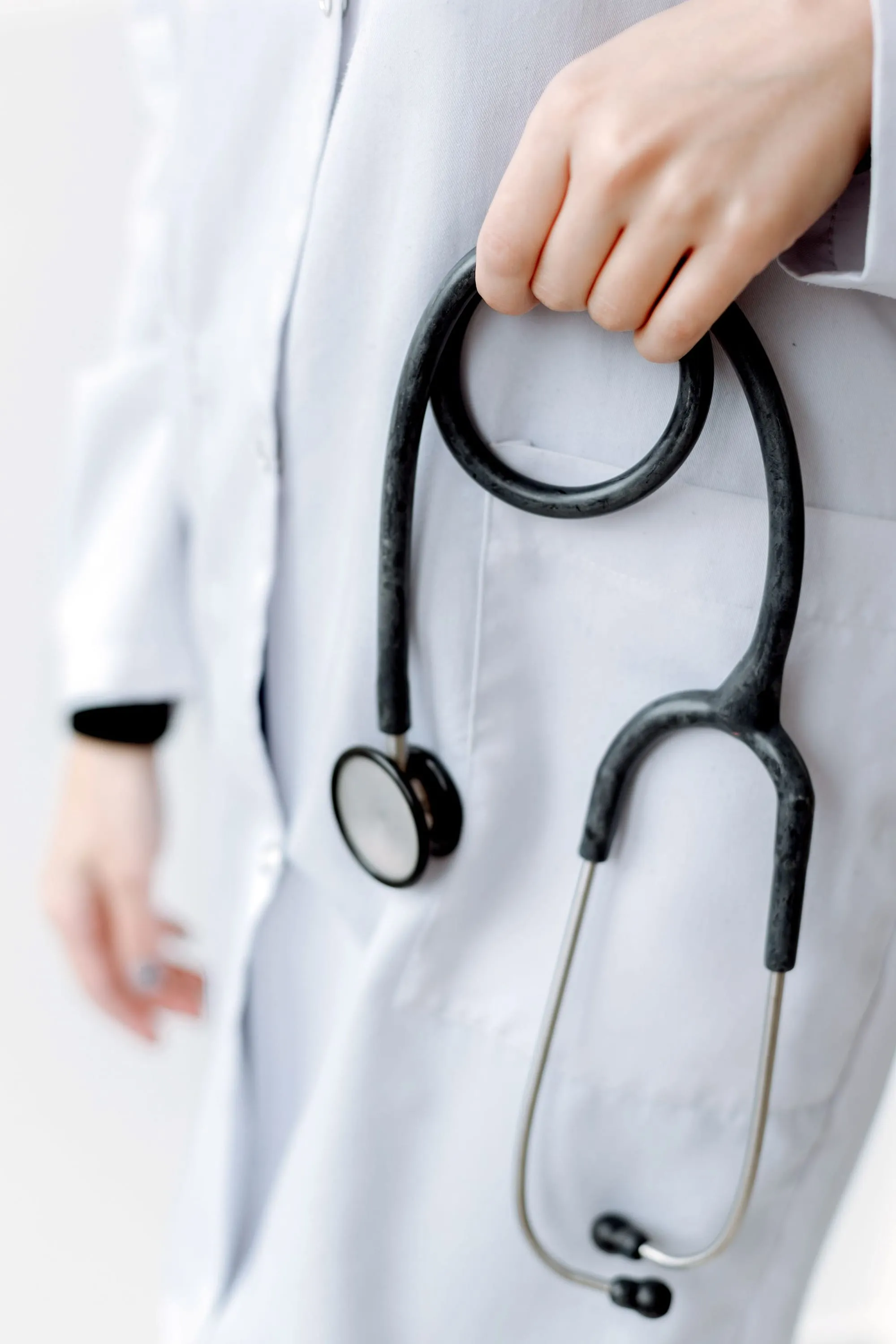 Stéthoscope tenu contre une blouse blanche